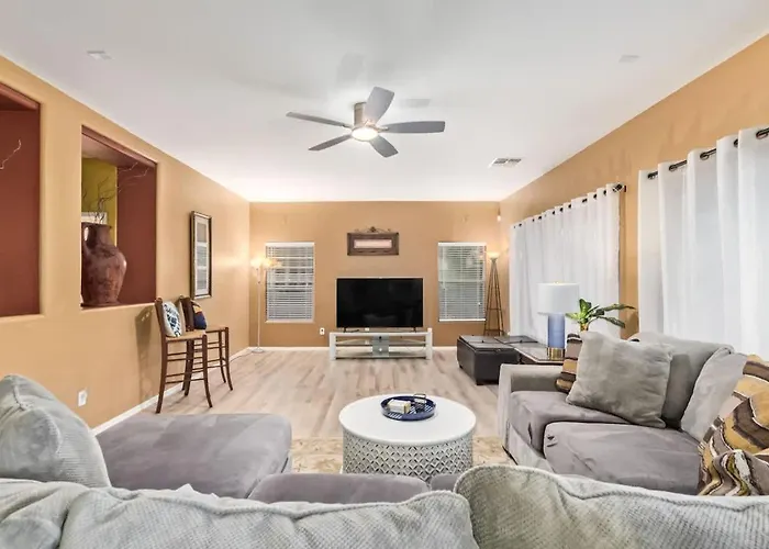 Holiday home Spacious 6br Oasis With Pool Hot Tub And Game