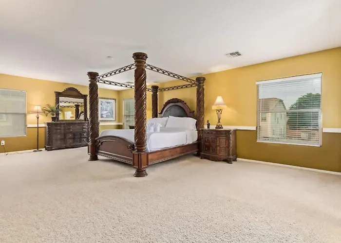 Holiday home Spacious 6br Oasis With Pool Hot Tub And Game