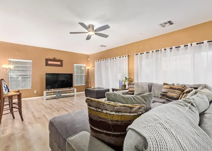 Holiday home Spacious 6br Oasis With Pool Hot Tub And Game *
