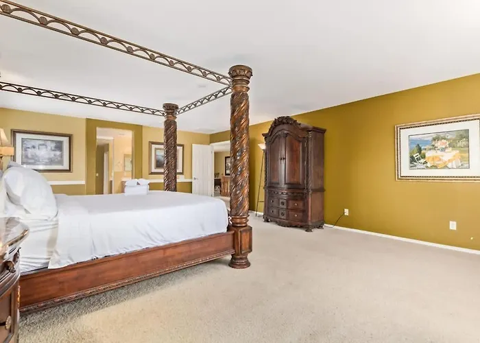 Holiday home Spacious 6br Oasis With Pool Hot Tub And Game
