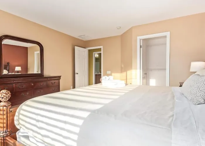 Holiday home Spacious 6br Oasis With Pool Hot Tub And Game
