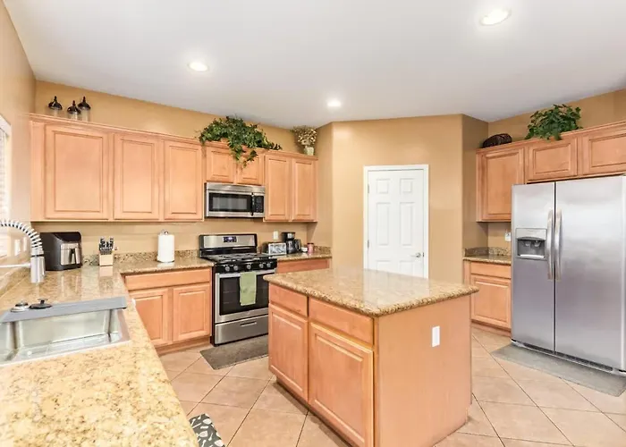 Spacious 6br Oasis With Pool Hot Tub And Game Holiday home