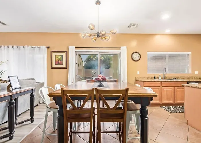Holiday home Spacious 6br Oasis With Pool Hot Tub And Game *