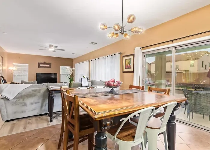 Holiday home Spacious 6br Oasis With Pool Hot Tub And Game *