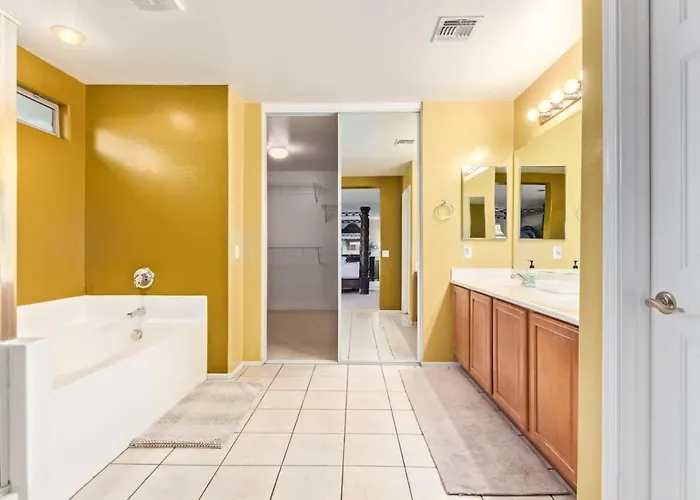 Spacious 6br Oasis With Pool Hot Tub And Game