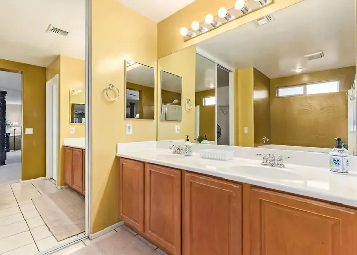 Spacious 6br Oasis With Pool Hot Tub And Game Holiday home